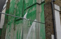La vernice bianca lanciata contro l'ultima opera di Bansky a Londra (20 marzo 2024)