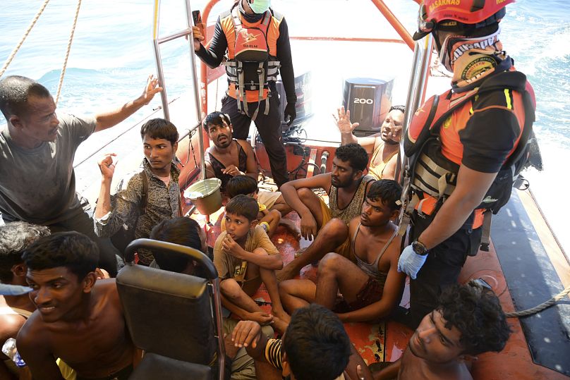 لاجئون من الروهينجا تم إنقاذهم من قاربهم المنقلب قبالة غرب آتشيه