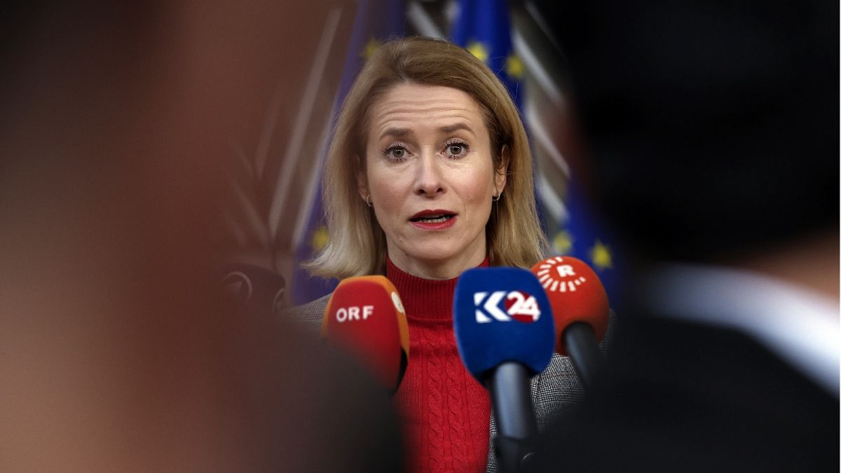 Kaja Kallas észt miniszterelnök újságírókkal beszélget az EU-csúcstalálkozóra érkezve Brüsszelben, 2024. február 1-jén.