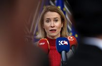 Kaja Kallas észt miniszterelnök újságírókkal beszélget az EU-csúcstalálkozóra érkezve Brüsszelben, 2024. február 1-jén.
