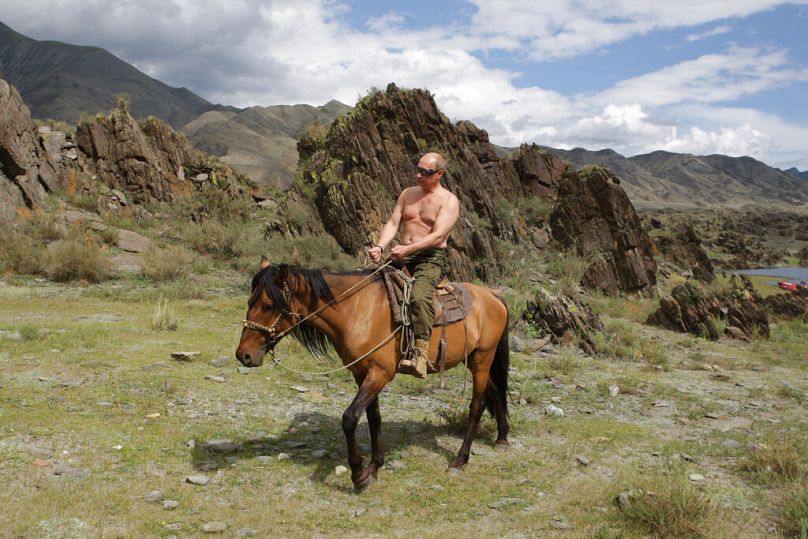 Il leader russo Vladimir Putin a torso nudo su un cavallo, durante le sue vacanze in Siberia.
