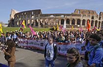 Mehr als 40.000 Menschen haben sich am Jahrestag des Gedenkens an die unschuldigen Opfer der Mafia in Rom versammelt. 