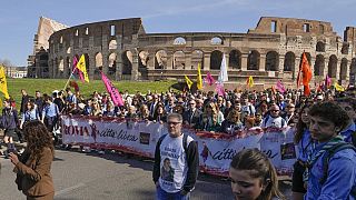 Mehr als 40.000 Menschen haben sich am Jahrestag des Gedenkens an die unschuldigen Opfer der Mafia in Rom versammelt. 