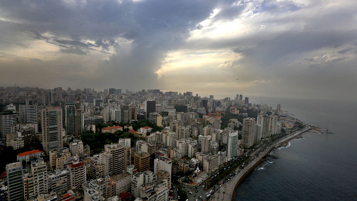 مدينة بيروت تحت السحب الكثيفة في لبنان
