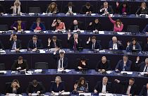Eurodiputados votando en el Parlamento Europeo.