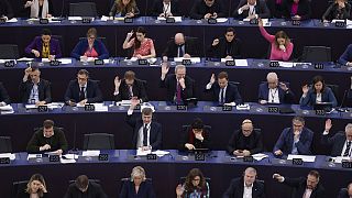 Eurodiputados votando en el Parlamento Europeo.
