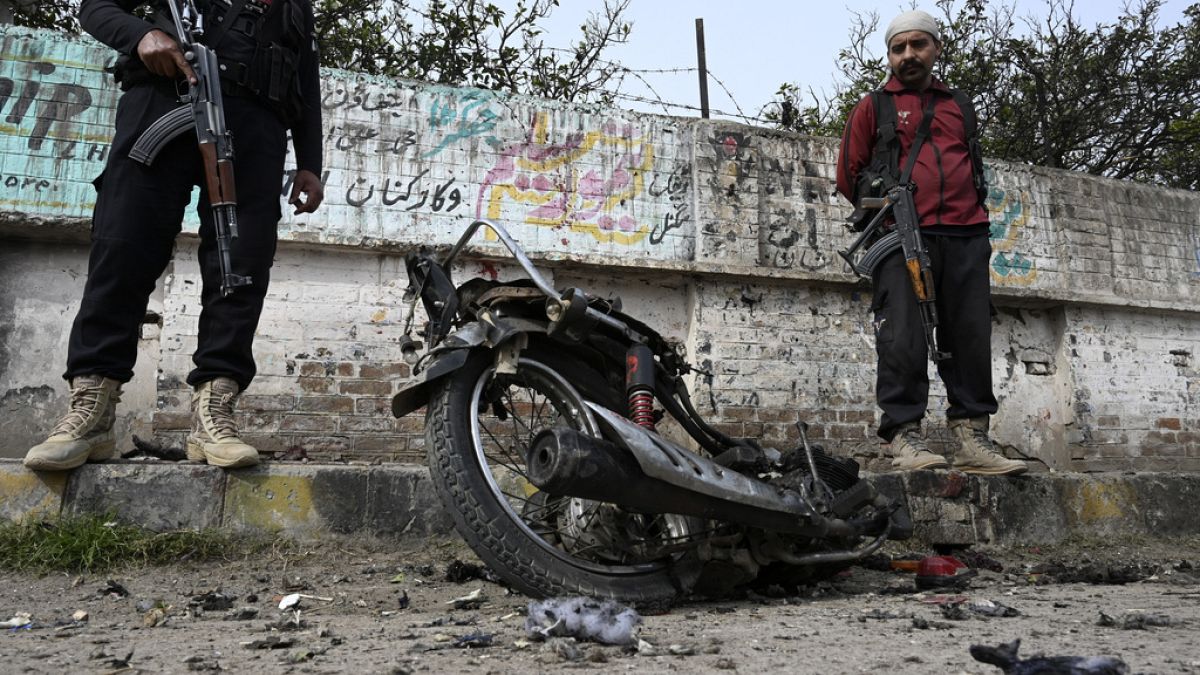  انفجار قنبلة على مشارف مدينة بيشاور بباكستان، ا 10 مارس 2024.