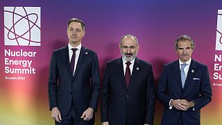 Primo Ministro belga Alexander De Croo e il Segretario Generale dell'AIEA Rafael Grossi accolgono il Primo Ministro armeno Nikol Pashinyan al Summit sul nucleare di Bruxelles