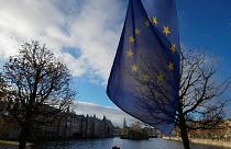 Σημαία της Ευρωπαϊκής Ένωσης κυματίζει έξω από το κτίριο του κοινοβουλίου στις Κάτω Χώρες. 