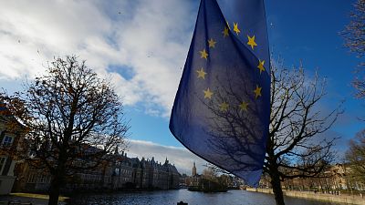 Una bandiera dell'Unione europea sventola fuori dal palazzo del Parlamento nei Paesi Bassi. 