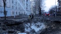 Ataque áereo russo abre uma cratera em Kiev, na Ucrânia.