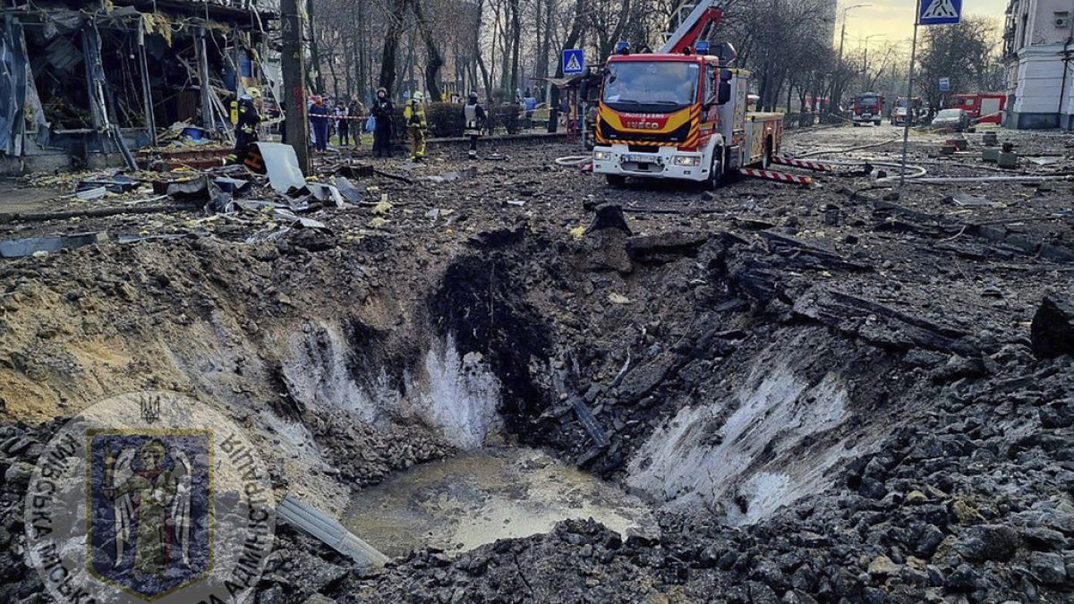 Russia launches its biggest attack on Kyiv in weeks thumbnail