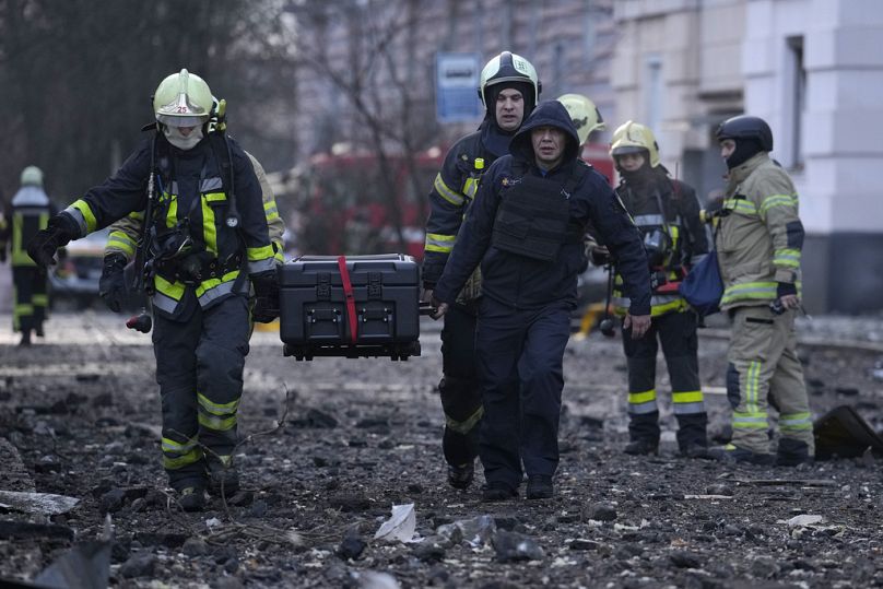 Ukraynalı itfaiyeciler, Rus saldırısı sonrası çıkan yangınlara müdahale ederken