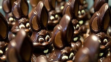 Conejos de chocolate esperan a ser decorados en la chocolatería Cocoatree, abril de 2020, en Lonzee, Bélgica.