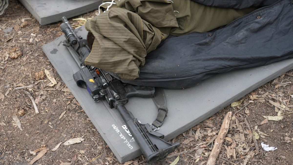 جندي إسرائيلي وسلاحه بالقرب من الحدود مع غزة.  
