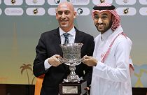 Luis Rubiales, ex-presidente da Federação espanhola de futebol, com o príncipe Abdulaziz bin Turki Al-Faisal, presidente da Autoridade Geral do Desporto da Arábia Saudita