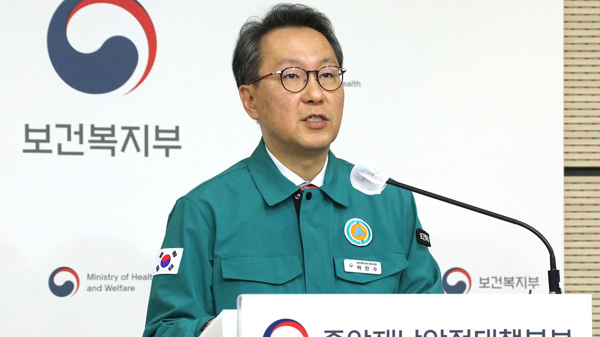 South Korea to take final steps to suspend doctor licences starting next week thumbnail