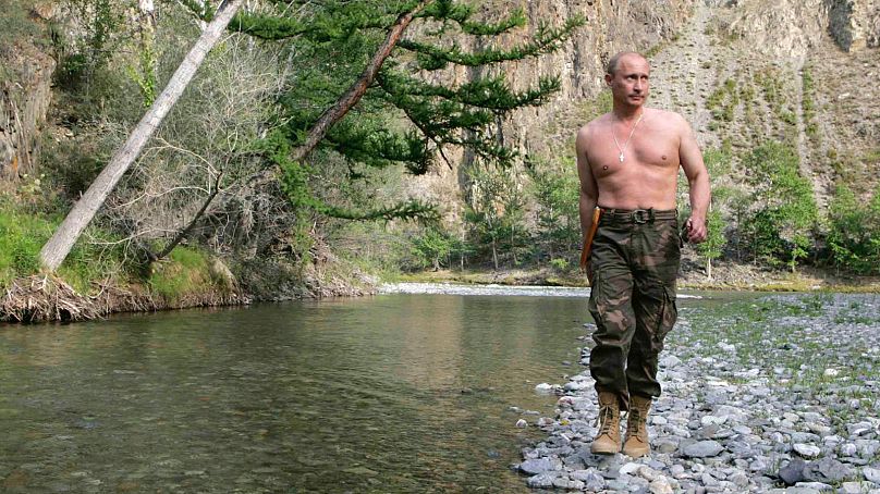 ولادیمیر پوتین در حال قدم زدن در کنار یک رودخانه در سیبری با بالا تنه‌ای برهنه به تاریخ ۱۵ اوت ۲۰۰۷