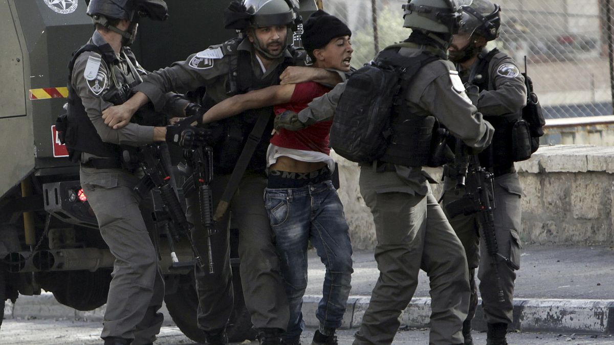شرطة حرس الحدود الإسرائيلية تعتقل فتى في مدينة  بيت لحم، الضفة الغربية. 