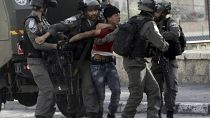 شرطة حرس الحدود الإسرائيلية تعتقل فتى في مدينة  بيت لحم، الضفة الغربية. 