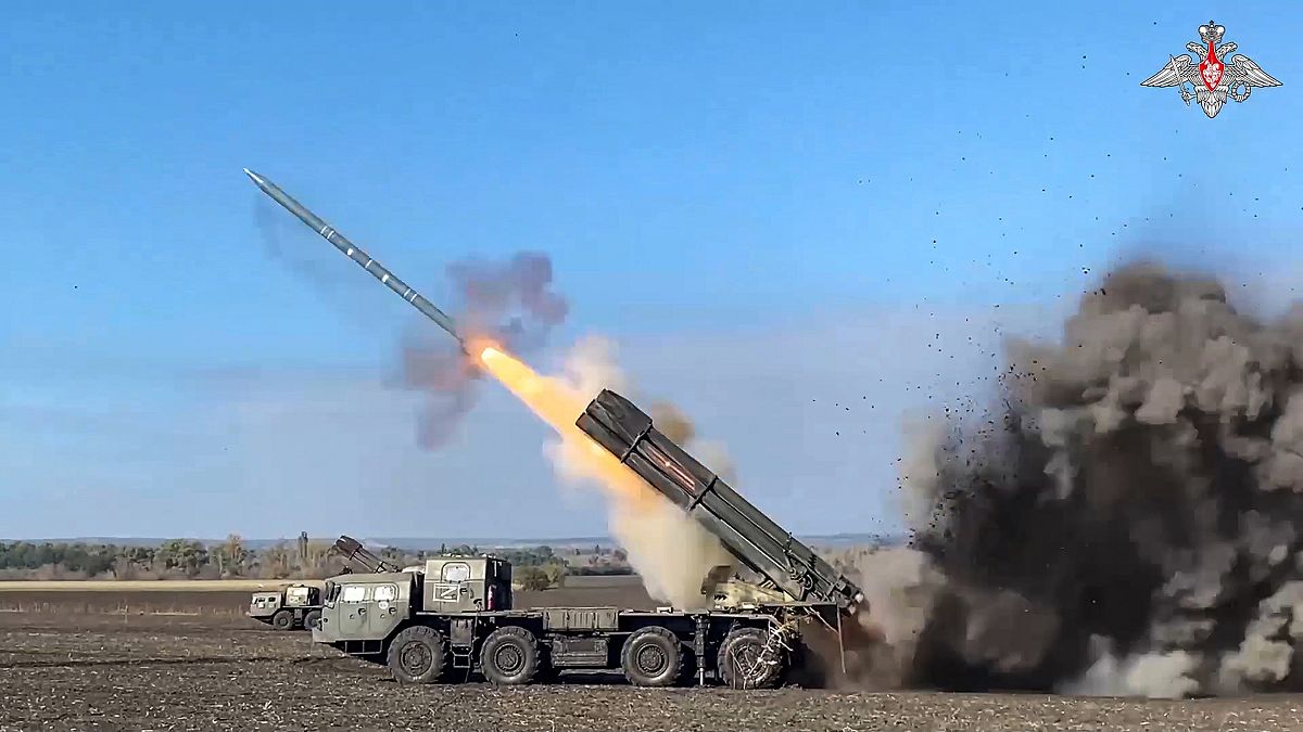 Imagen de un lanzacohetes múltiple autopropulsado ruso de 300 mm 'Smerch' disparando proyectiles hacia una posición ucraniana, en un lugar no revelado, en Ucrania.