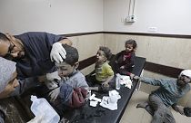 İsrail saldırısında yaralanan Filistinli çocuklar, Gazze'de acil servis doktorları tarafından pansuman edilirken 