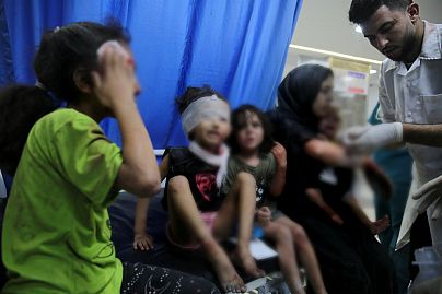 İsrail Gazze saldırıları sırasında yaralanan Filistinli çocuklar, Gazze Şifa Hastanesi'nde pansuman olurken