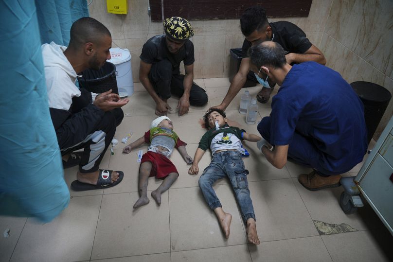 İsrail'in Gazze saldırılarında yaralanan Filistinli çocuklar kentin doğusundaki Deyr el Belah'ta bir hastaneye getirildi