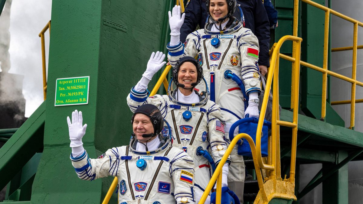 В состав экипажа входят космонавт Роскосмоса Олег Новицкий, представительница Беларуси Марина Василевская и астронавт NASA Трейси Дайсон.