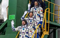  L'astronauta della Nasa Tracy Dyson, al centro, Oleg Novitsky di Roscosmos, in basso, e la bielorussa Marina Vasilevskaya 