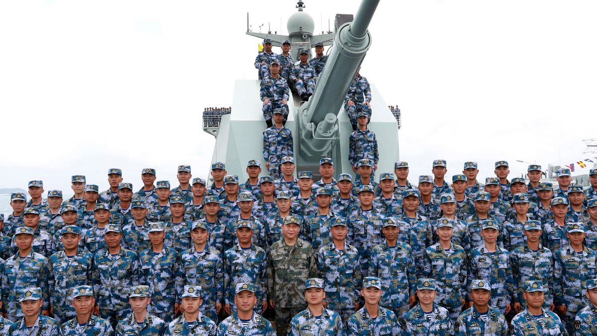 رئیس جمهوری چین (وسط تصویر با لباس سبز نظامی) پس از بازدید از ناوگان نیروی دریایی ارتش آزادیبخش خلق چین به تاریخ ۱۲ آوریل ۲۰۱۸