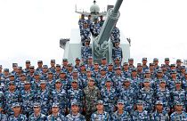 رئیس جمهوری چین (وسط تصویر با لباس سبز نظامی) پس از بازدید از ناوگان نیروی دریایی ارتش آزادیبخش خلق چین به تاریخ ۱۲ آوریل ۲۰۱۸