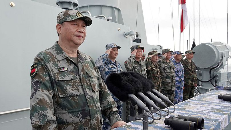 رئیس جمهوری چین در حین بازدید از ناوگان نیروی دریایی ارتش آزادیبخش خلق چین به تاریخ ۱۲ آوریل ۲۰۱۸