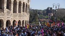 متظاهرون يسيرون أمام الكولوسيوم في روما