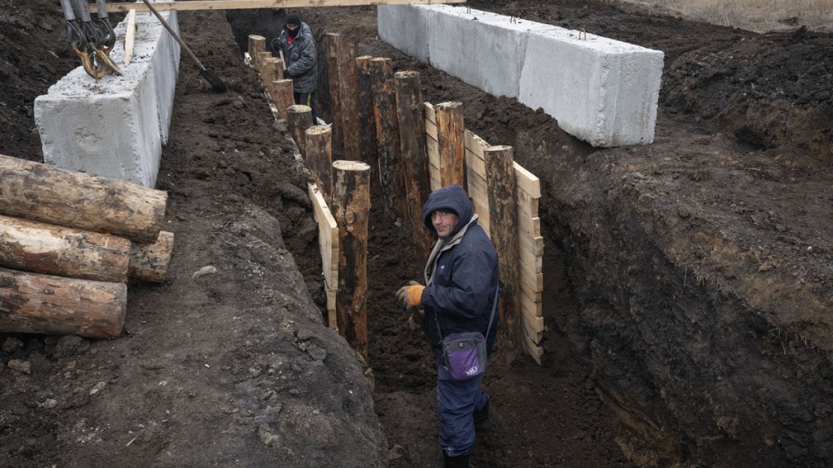 Ucrânia está a abrir trincheiras e a construir bunkers em preparação para a próxima fase da guerra