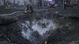 Bomberos trabajando tras un ataque ruso.