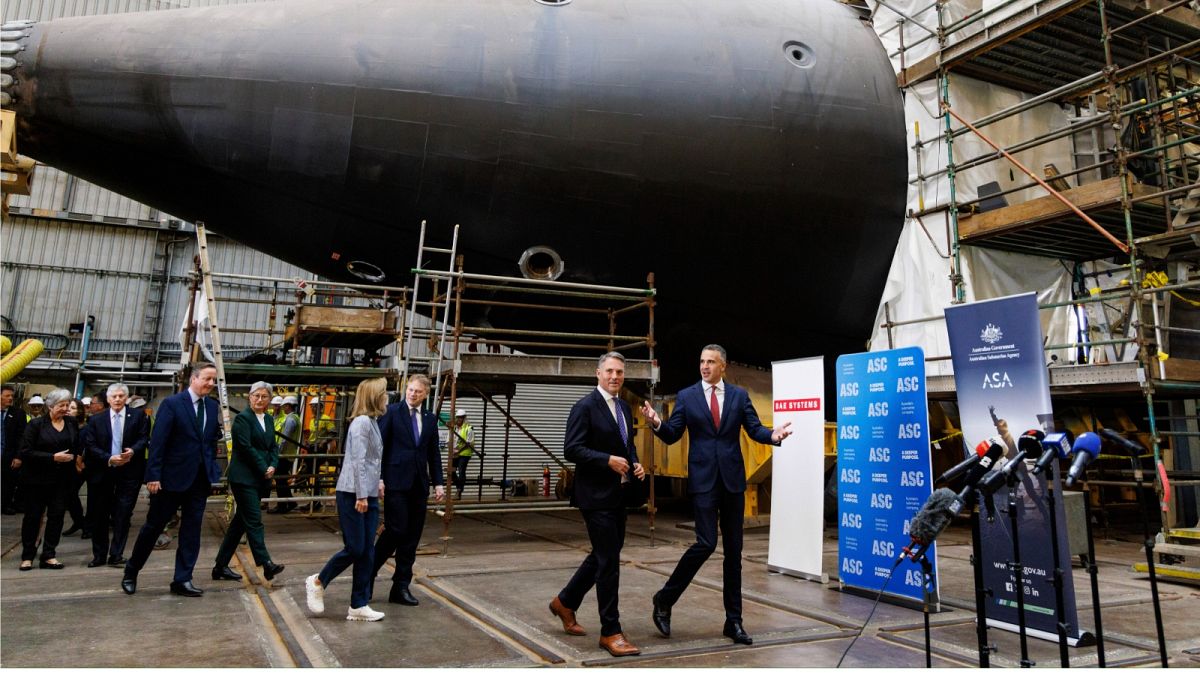 وزير الدولة البريطاني للدفاع، جرانت شابس ووزير الخارجية البريطاني، ديفيد كاميرون، خلال زيارة إلى حوض أوزبورن البحري لبناء السفن في أديليد، أستراليا، يوم الجمعة، 22 مارس 2024.
