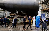 وزير الدولة البريطاني للدفاع، جرانت شابس ووزير الخارجية البريطاني، ديفيد كاميرون، خلال زيارة إلى حوض أوزبورن البحري لبناء السفن في أديليد، أستراليا، يوم الجمعة، 22 مارس 2024.