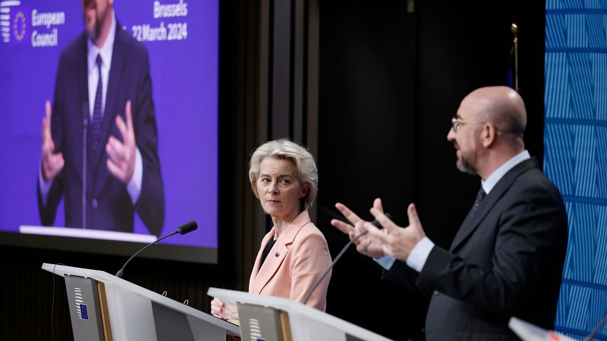 چارلز میشل، رئیس شورای اروپا، در سمت راست، و رئیس کمیسیون اروپا، اورزولا فن در لاین، در یک کنفرانس رسانه‌ای در اجلاس سران اتحادیه اروپا در بروکسل سخنرانی می‌کنند.