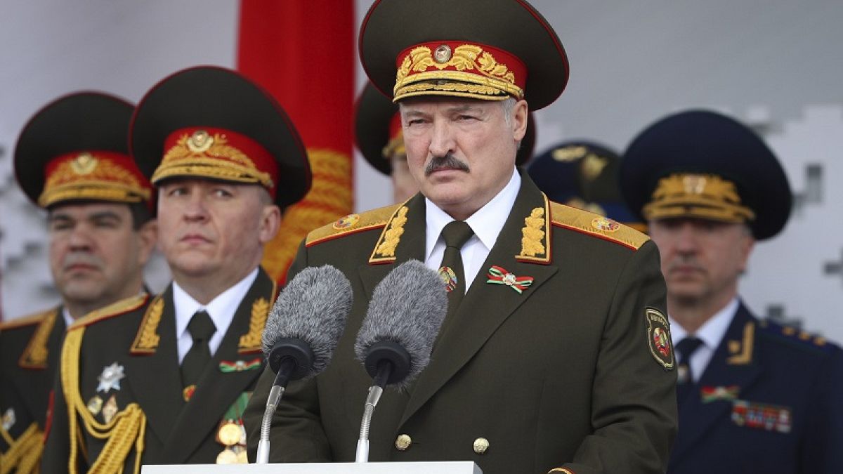 El presidente bielorruso, Alexander Lukashenko, pronuncia un discurso durante un desfile militar que marcó el 75 aniversario de la victoria aliada sobre la Alemania