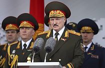 El presidente bielorruso, Alexander Lukashenko, pronuncia un discurso durante un desfile militar que marcó el 75 aniversario de la victoria aliada sobre la Alemania