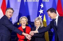 من اليمين، رئيس وزراء هولندا، مارك روتي ورئيسة وزراء البوسنة والهرسك بوريانا كريستو ورئيسة المفوضية الأوروبية أورسولا فون دير لاين، ورئيس وزراء كرواتيا، أندريه بلينكوفيتش 