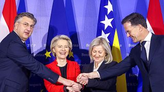 من اليمين، رئيس وزراء هولندا، مارك روتي ورئيسة وزراء البوسنة والهرسك بوريانا كريستو ورئيسة المفوضية الأوروبية أورسولا فون دير لاين، ورئيس وزراء كرواتيا، أندريه بلينكوفيتش 