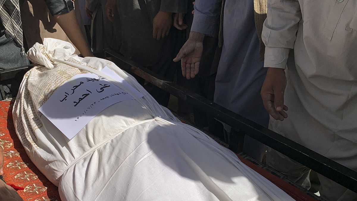 جثمان أحد ضحايا الهجوم الانتحاري الذي تبناه تنظيم الدولة الإسلامية في قندهار بأفغانستان السبت 16 أكتوبر 2021