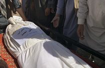 جثمان أحد ضحايا الهجوم الانتحاري الذي تبناه تنظيم الدولة الإسلامية في قندهار بأفغانستان السبت 16 أكتوبر 2021