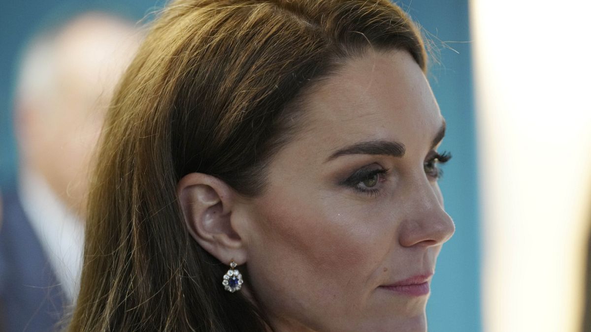 Video: Kate Middleton mostra attraverso i social network di avere il cancro
