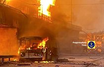  عربة ترولي باص محترقة في محطة الطاقة الكهرومائية بعد الهجمات الروسية في دنيبرو، أوكرانيا، الجمعة، 22 مارس 2024.