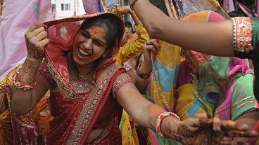 سيدة هندية تحتفل بمهرجان الألوان الهندوسي، في حيدر أباد، الهند