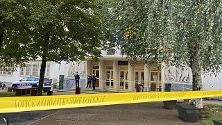 Agentes de policía hacen guardia afuera de la escuela secundaria donde un hombre apuñaló a un maestro, el sábado 14 de octubre de 2023 en Arras, al norte de Francia.