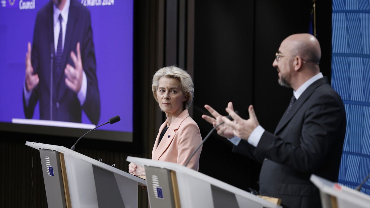 O presidente do Conselho Europeu, Charles Michel, à direita, e a presidente da Comissão Europeia, Ursula von der Leyen, discursam numa conferência de imprensa durante uma cimeira da UE em Bruxelas, 21 de março de 2024